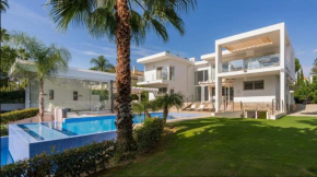 Relaxing villa with a large terrace and garden, Benagalbón